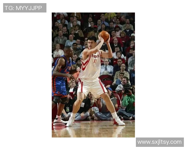 姚明携手知名品牌推出全新篮球鞋广告展现运动激情与时尚魅力 姚明携手知名品牌推出全新篮球鞋广告展现运动激情与时尚魅力