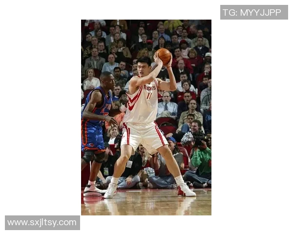 姚明的身材特征与篮球天赋的完美结合展现出独特的运动魅力与力量感