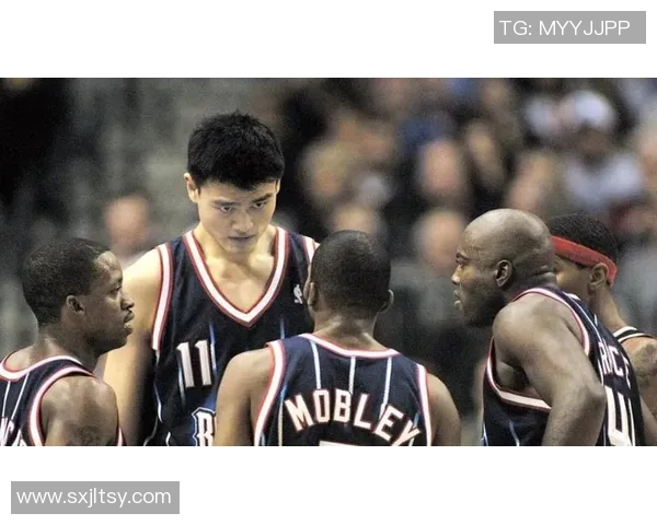 姚明在对阵魔术的比赛中展现统治力轻松打爆对手创造辉煌表现