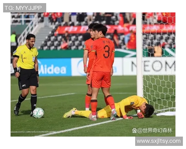 香港足球明星队抵达深圳机场展现风采引发球迷热情欢呼